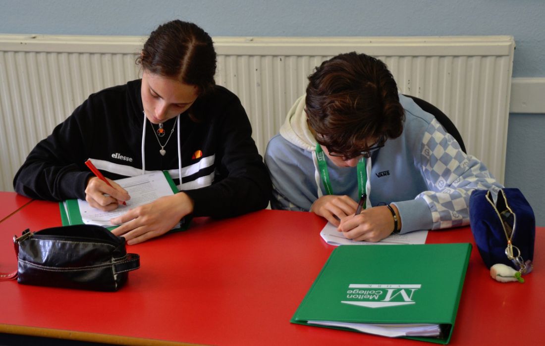 Jugendliche im Unterricht Melton College