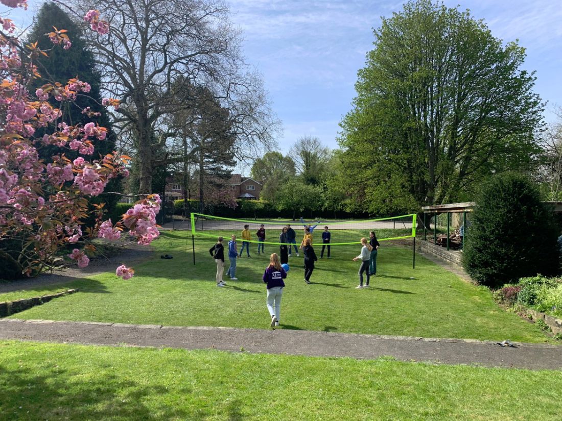 Volleyballfeld im Garten der Sprachschule Melton College